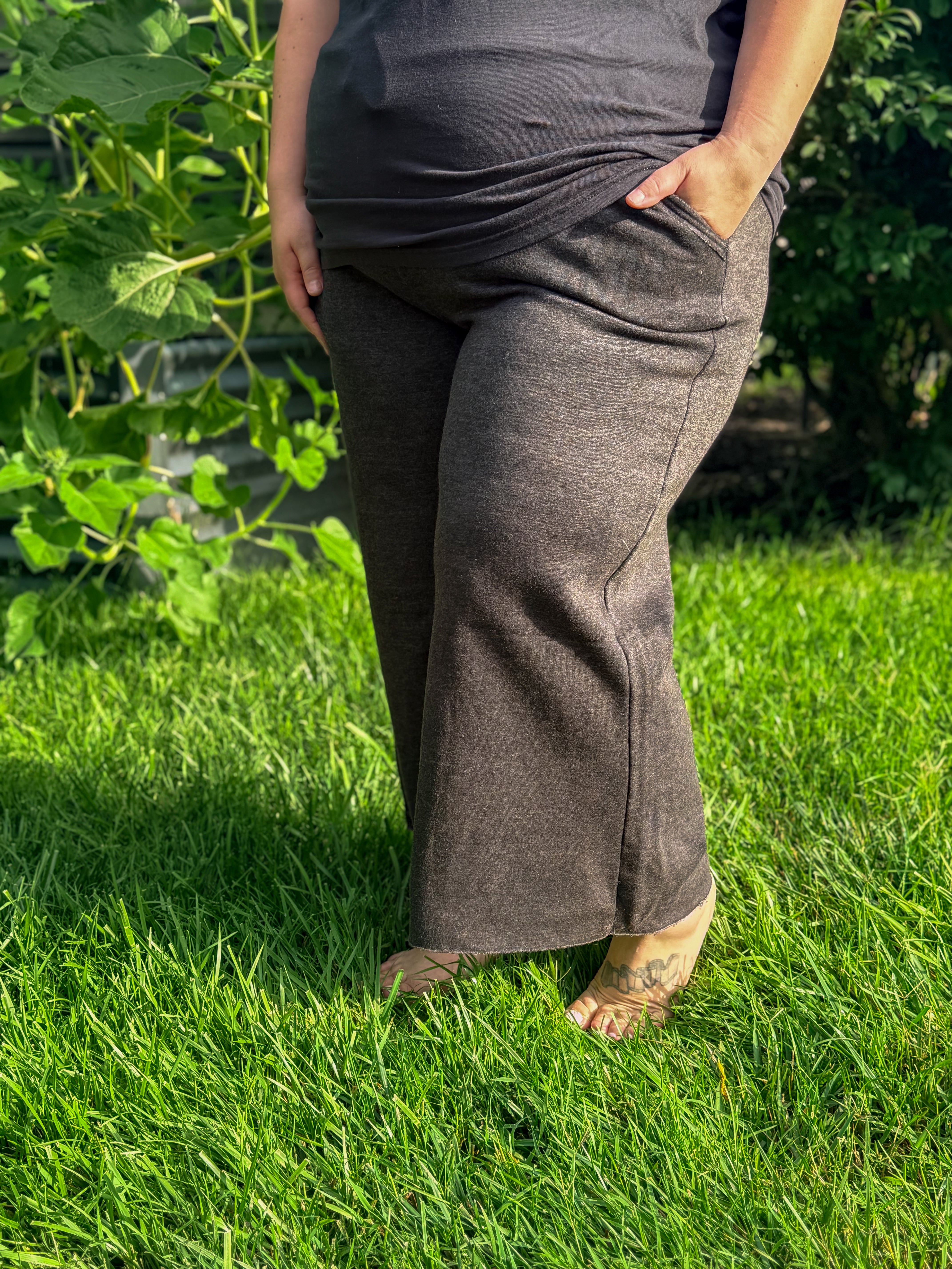 Cropped Wide Leg Comfy Pants in Black