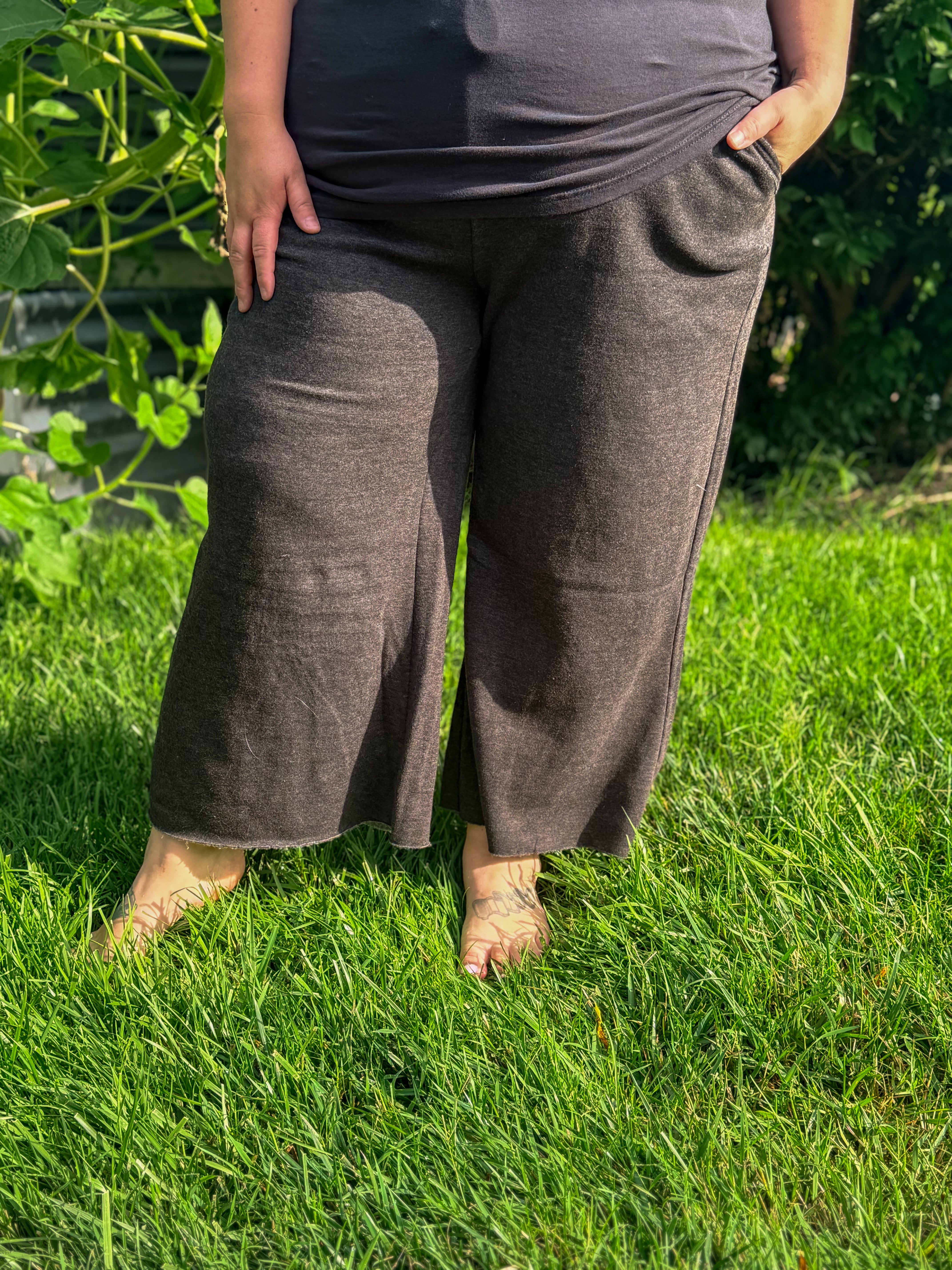 Cropped Wide Leg Comfy Pants in Black