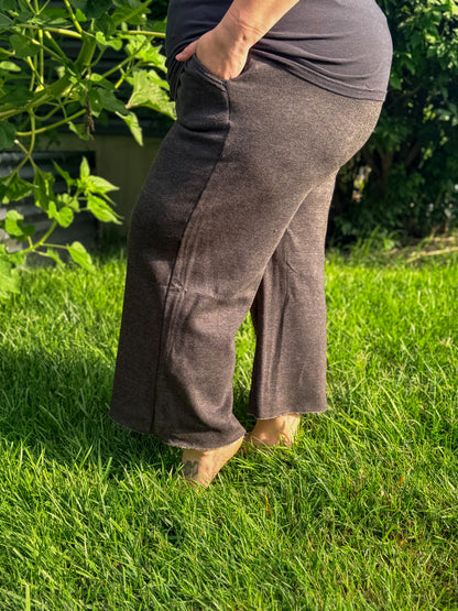 Cropped Wide Leg Comfy Pants in Black