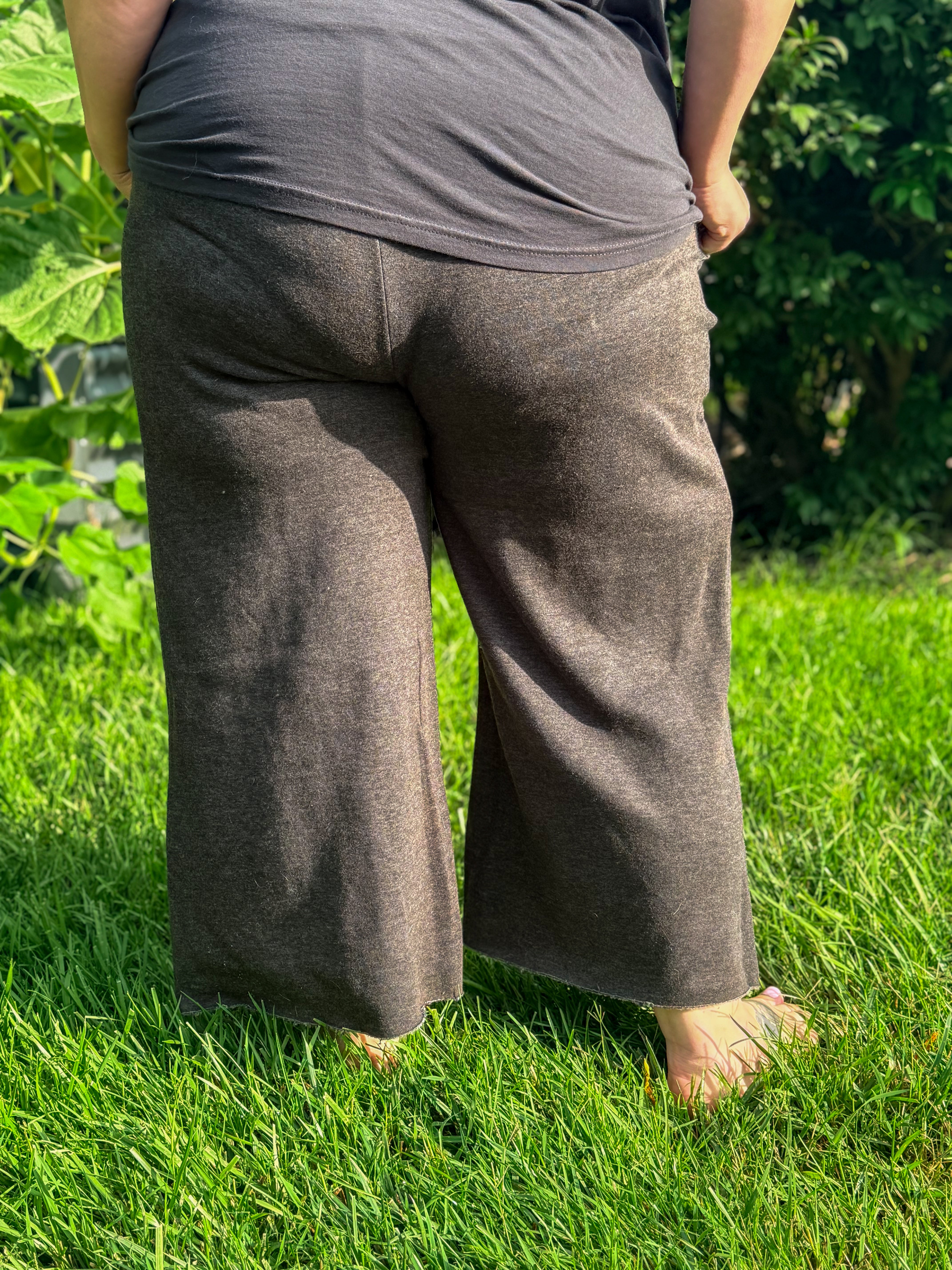Cropped Wide Leg Comfy Pants in Black